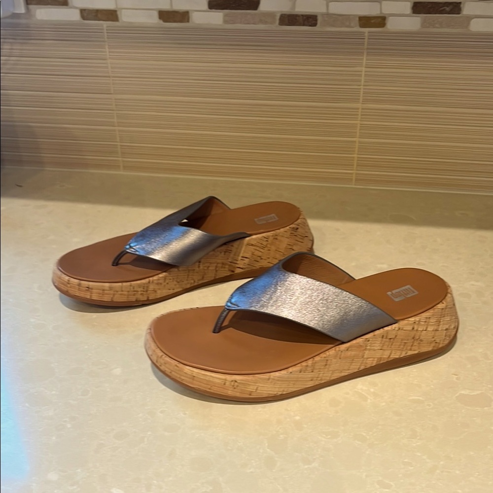 Fitflop F-mode metallic leather toe post platform sandal.